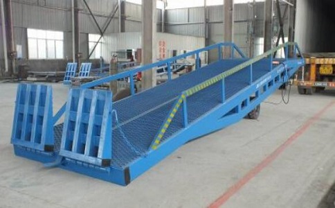 登車(chē)橋簡(jiǎn)介(圖1) 移動(dòng)登車(chē)橋.jpg